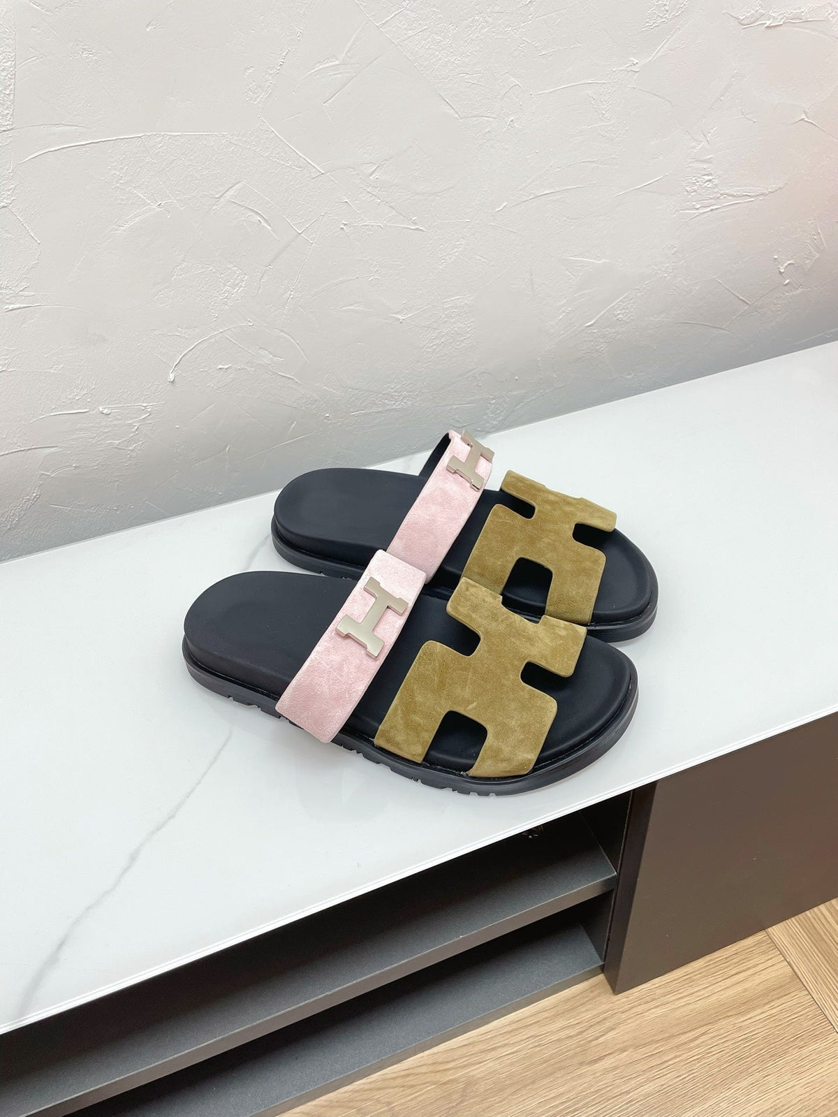 CHYPRE SANDAL ARMY GREEN MIX PASTEL PINK SUEDE WITH H BUCKLE