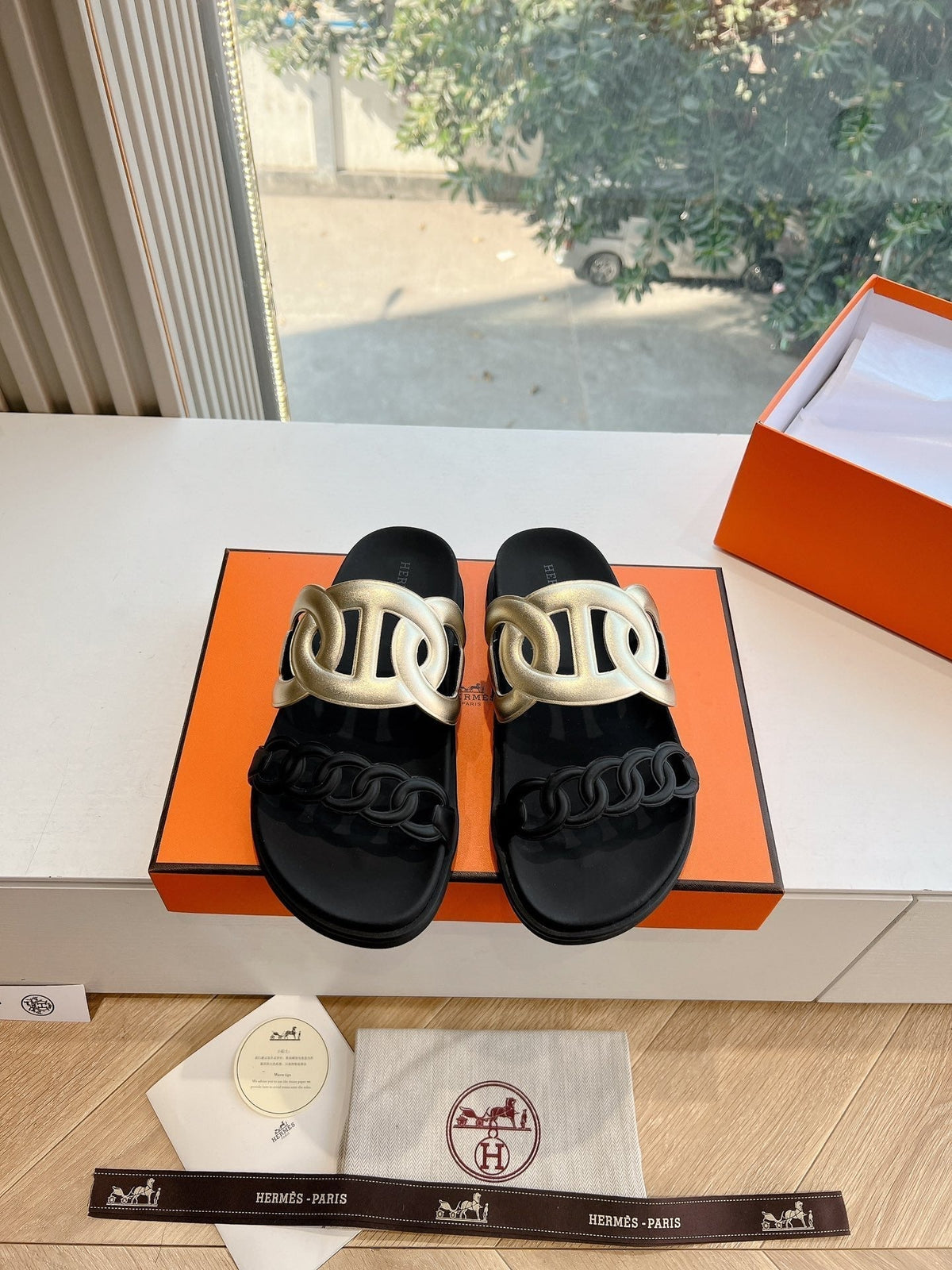 EXTRA SANDAL IN GOLD MIX BLACK CALFSKIN